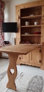 a wooden table with a desk in a room at Résidence "Rado" in Samoëns