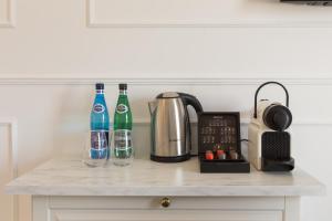 eine Küchentheke mit 2 Flaschen und einer Kaffeemaschine in der Unterkunft Executive 3 Bedroom Apartament by Your Freedom in Warschau