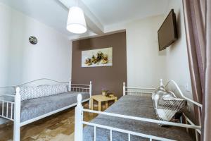 TV a/nebo společenská místnost v ubytování Gregory Comfort Hotel