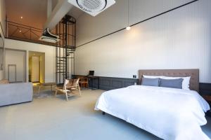 Tempat tidur dalam kamar di Brown Dot Hotel Gyeongju