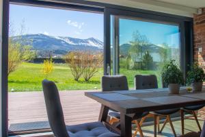 Cảnh núi rừng hoặc tầm nhìn ra núi từ biệt thự