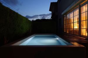une piscine dans l'arrière-cour d'une maison dans l'établissement Margarida Charming House in Cascais, à Cascais