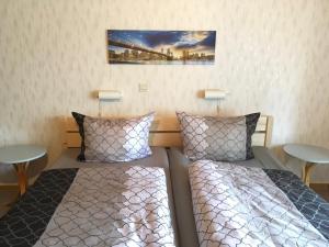 1 Schlafzimmer mit 2 Betten und 2 Tischen in der Unterkunft Grosses Ferienhaus im Westerwald in Mengerskirchen