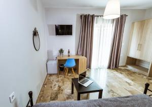 TV a/nebo společenská místnost v ubytování Gregory Comfort Hotel