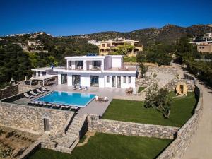 una vista aérea de una casa con piscina en Villa Bellelen en Agios Nikolaos