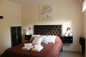 Säng eller sängar i ett rum på Villa Cabrera Apart and Suites