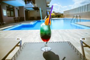 Bazén v ubytování Gregory Comfort Hotel nebo v jeho okolí