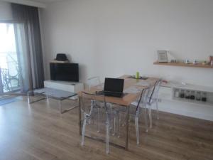 Telewizja i/lub zestaw kina domowego w obiekcie Baltic Beach View Porta Mare plaża