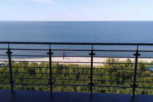 widok na plażę z balkonu apartamentu typu condo w obiekcie Baltic Beach View Porta Mare plaża w Dziwnówku