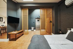 Televízia a/alebo spoločenská miestnosť v ubytovaní ARTHOTEL STALOWA 52
