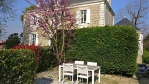 una mesa y sillas frente a una casa en Coté Marais en Chaillé-les-Marais