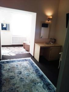 Pokój z pokojem z biurkiem i dywanem w obiekcie Hotel Prospekt Mira w mieście Rieutow