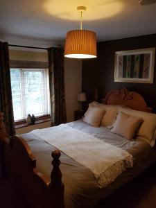 Una cama o camas en una habitación de Loft Cottage