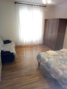 Zimmer mit einem Bett und einem Fenster mit einer Fläche von in der Unterkunft Suzana Apartment in Novi Vinodolski