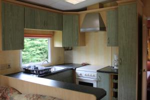 Kuchyň nebo kuchyňský kout v ubytování Camping Familial paisible avec piscine, mobil home , chalet, Studio & emplacement nue