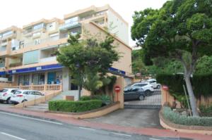 un edificio con coches estacionados en un estacionamiento en Calle Manolete Casaño, en Marbella