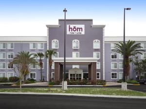 hotel z napisem z przodu w obiekcie HoM, A Trademark Collection Hotel w mieście Gainesville