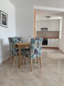 een keuken met een houten tafel en stoelen bij H Central Apartment in Hévíz