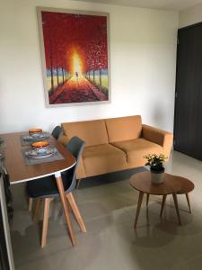 sala de estar con sofá y mesa en Apartamento Nuevo y moderno, en Pereira