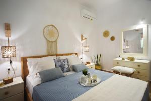 een slaapkamer met een bed met een dienblad met eten erop bij Golden Shell in Lygaria