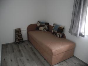 ein braunes Sofa in einem Zimmer mit Fenster in der Unterkunft Ferienwohnung Fill in Bad Häring