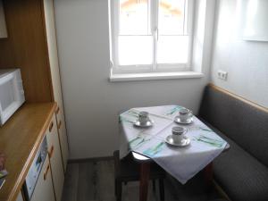 ein kleiner Tisch mit zwei Tassen darauf in einer Küche in der Unterkunft Ferienwohnung Fill in Bad Häring