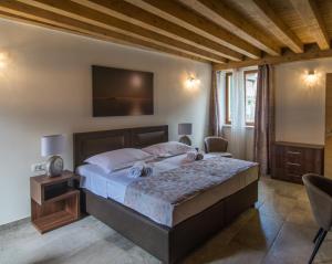 1 dormitorio con 1 cama grande y TV en JR Luxury Guesthouse2, en Split