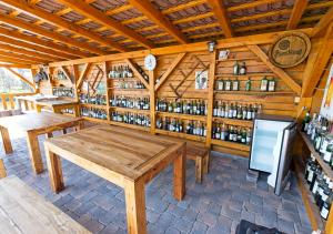 トレボンにあるPenzion Rožmberkの木製テーブルとワイン1本が備わる客室です。