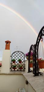 un arcobaleno sul balcone con recinto e fiori di 3 Archi B&B a Trani