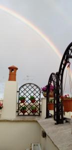 トラーニにある3 Archi B&Bの花とフェンスが施されたバルコニーに虹