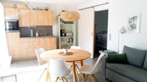 ein kleines Wohnzimmer mit einem Tisch und einem Sofa in der Unterkunft Rebgärtle in Britzingen