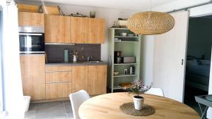 eine Küche mit einem Holztisch im Zimmer in der Unterkunft Rebgärtle in Britzingen