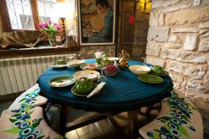 a blue table with green dishes on top of it at Pensió Bellmirall in Girona