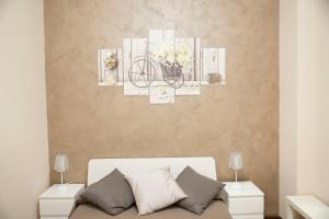 Pokój z kanapą i zdjęciami na ścianie w obiekcie Antico Mercato w Katanii