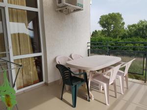 サニービーチにあるElit 2 Apartmentsの白いテーブルと椅子付きのバルコニー