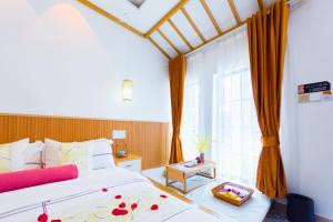 Tongli Slowlife River View Inn客房内的一张或多张床位