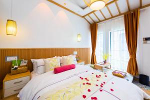 Tongli Slowlife River View Inn客房内的一张或多张床位