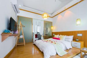 Tongli Slowlife River View Inn客房内的一张或多张床位