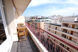 d'un balcon avec une table et une vue sur la ville. dans l'établissement APPARTEMENT 2 CHAMBRES PROCHE CROISETTE, à Cannes