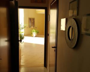 ガリポリにあるGallipoli Via Verdi 24の植物の廊下への開口ドア