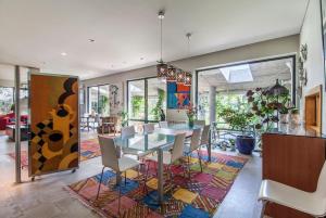 ein Esszimmer mit Glastisch und Stühlen in der Unterkunft Villa do Cisne in Charneca