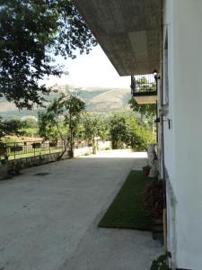 Aussicht von der Außenseite eines Hauses mit Auffahrt in der Unterkunft B&B Casa Vacanza Verzellino in San Gregorio Magno