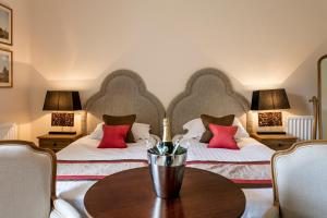 um quarto de hotel com duas camas e uma mesa em Eshott Hall em Morpeth