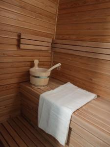 una sauna con cubo y toalla blanca en Rifugio Il Ginepro dell'Etna en Linguaglossa