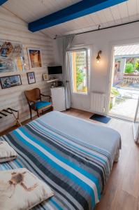 Un pat sau paturi într-o cameră la Les Yeux Bleus Bed & Breakfast