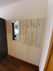 una habitación con tres pinturas en la pared en Apartments in Princess Residence en Balchik