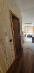 una puerta abierta en una sala de estar con mesa en Apartments in Princess Residence en Balchik