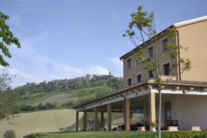 a building with a mountain in the background at Agriturismo Annarella in Carassai