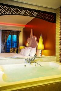 Gallery image of Chillax Resort - SHA Extra Plus in Bangkok