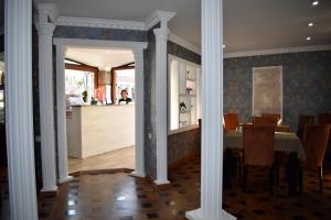 a dining room with a table and a kitchen at Tamarindi Guest House in Mtskheta